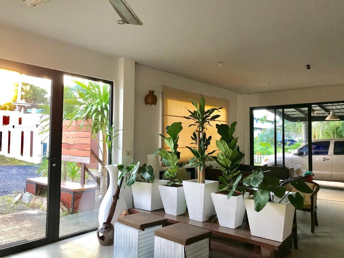 Hiranyika Cafe & Bed Hostel Koh Samui Exterior photo